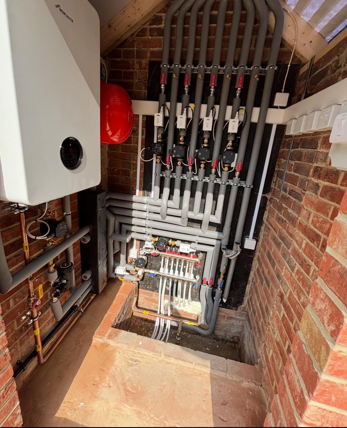 Worcester boiler and zoned underfloor heating manifold